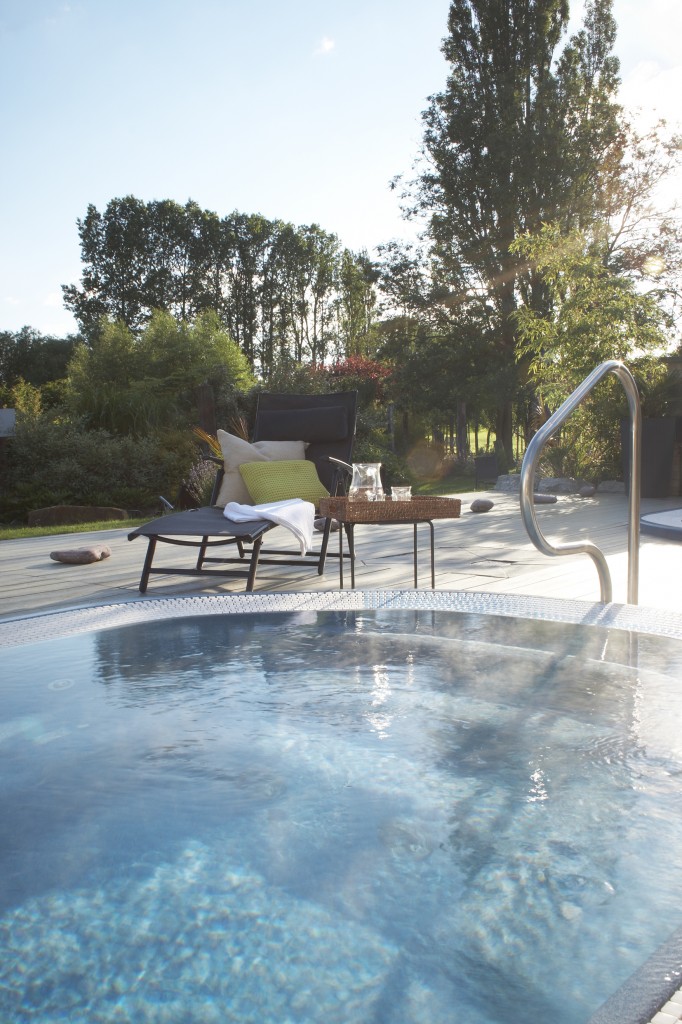 Eden Hall Day Spa - hot tub